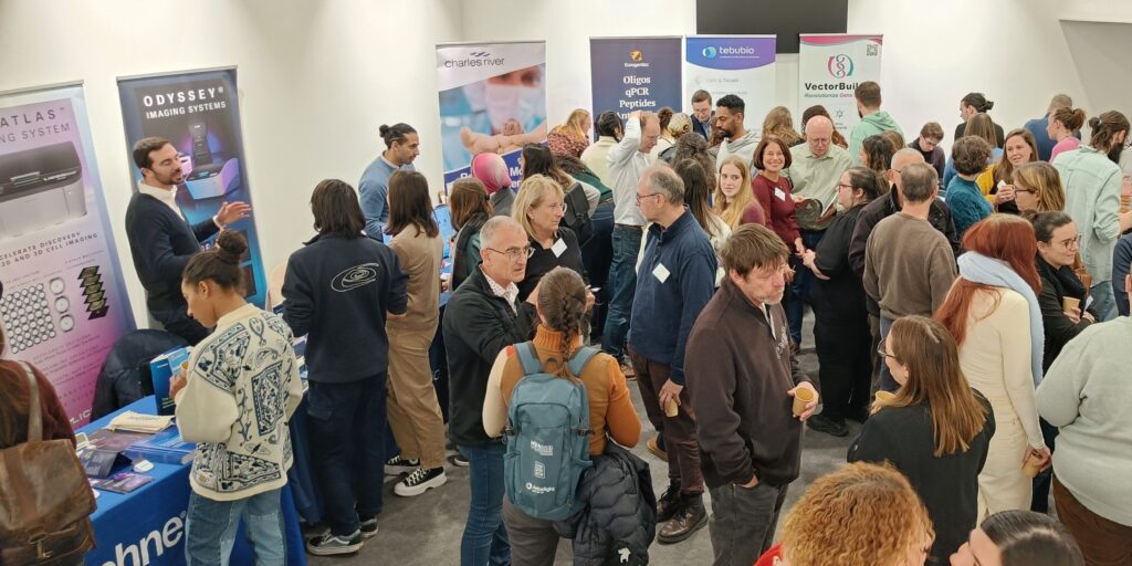 Groupe de participants et stands des sponsors